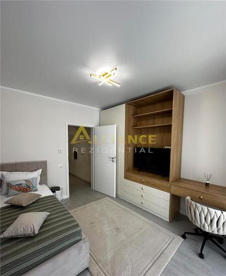 Apartament cu 3 camere semidecomandat, mobilat în Central