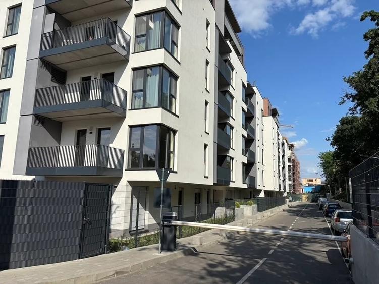 Apartament cu 3 camere decomandat în Doamna Ghica