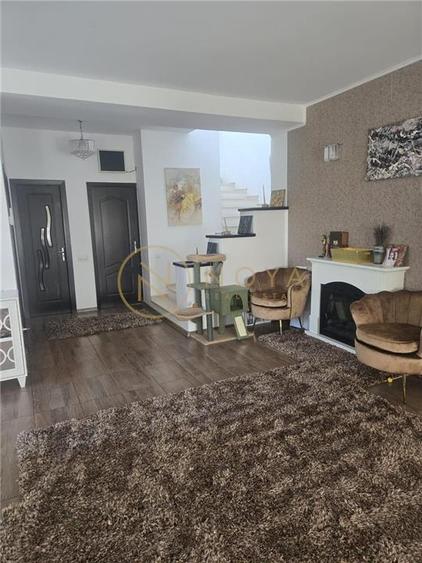 Casă individuală cu 6 camere cu Canalizare în Central