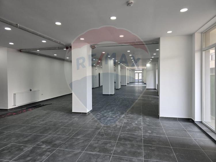Spațiu comercial, de 400 mp, în Vitan