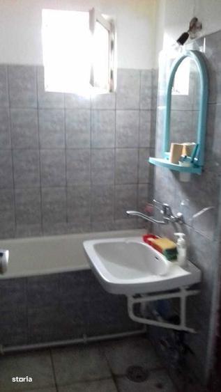 Apartament cu 3 camere semidecomandat în Gojdu