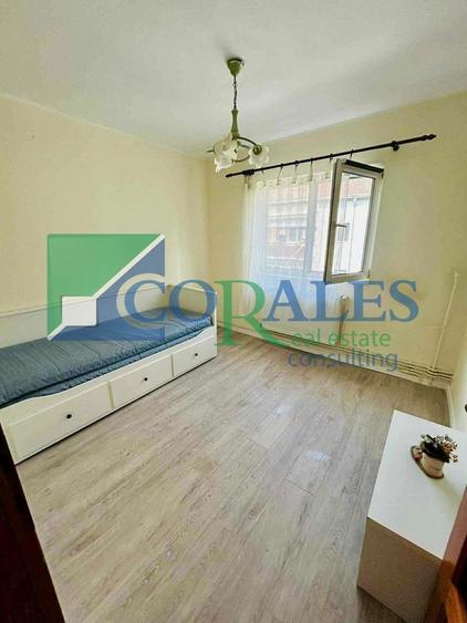 Apartament cu 3 camere semidecomandat, mobilat în Complex Studențesc