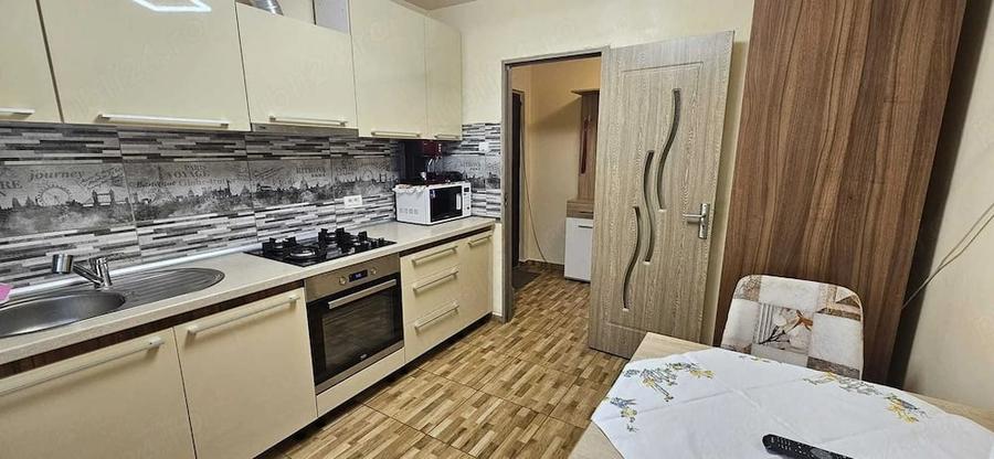 Apartament cu 3 camere semidecomandat în Circumvalațiunii