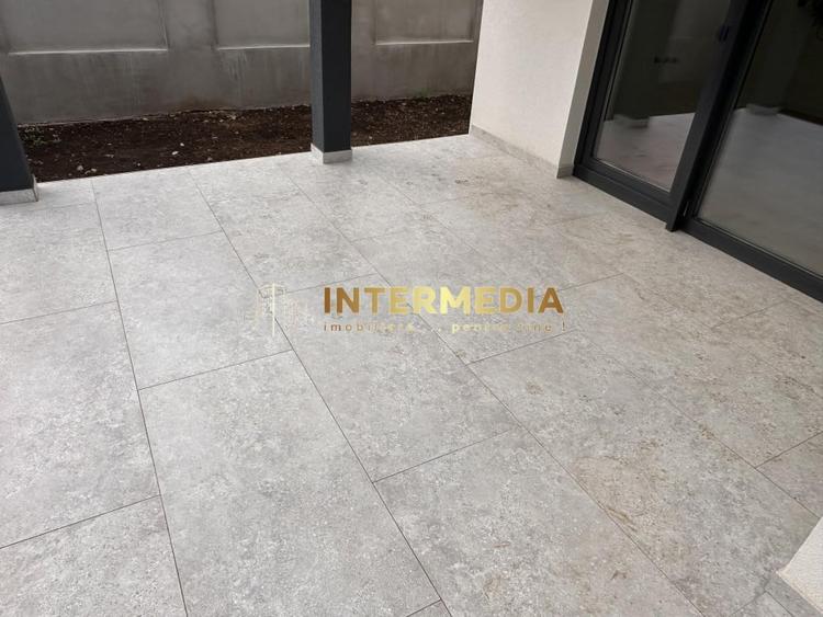 Casă individuală cu 3 camere cu Canalizare în Est