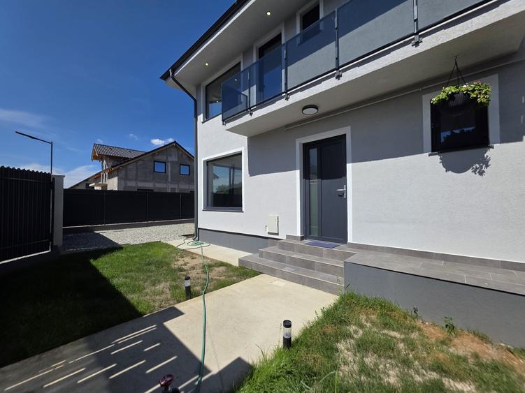 Duplex cu 4 camere decomandat cu Canalizare în Râșnov