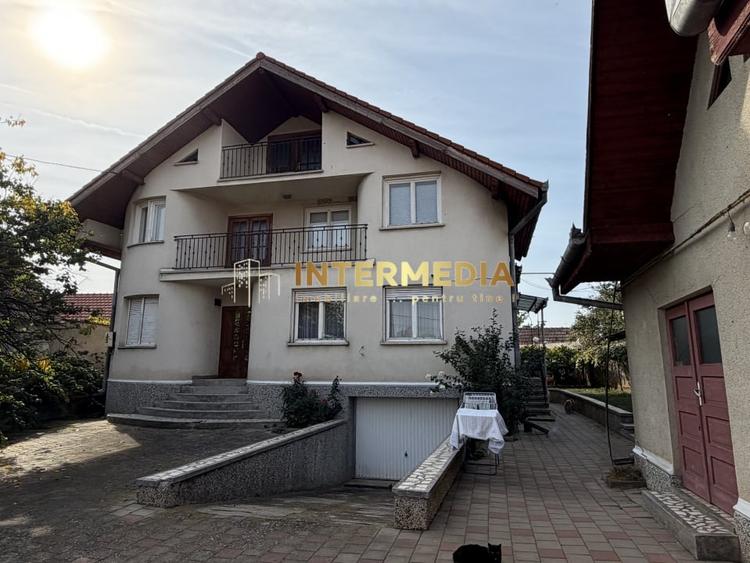 Casă individuală cu 10 camere cu Teren 4100 Mp în Vințu de Jos