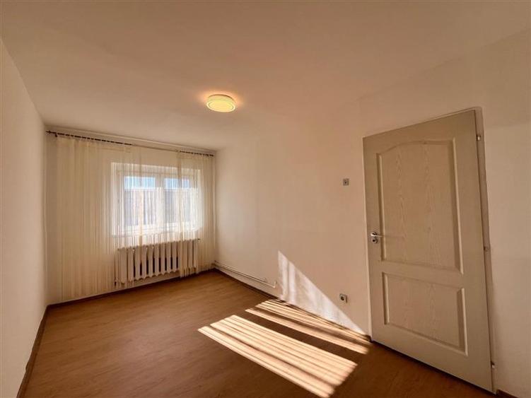 Apartament cu 2 camere semidecomandat, mobilat în Central