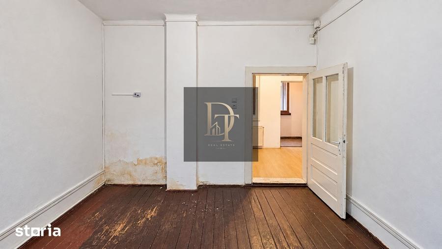 Casă cu 5 camere cu Teren 446 Mp în Florilor