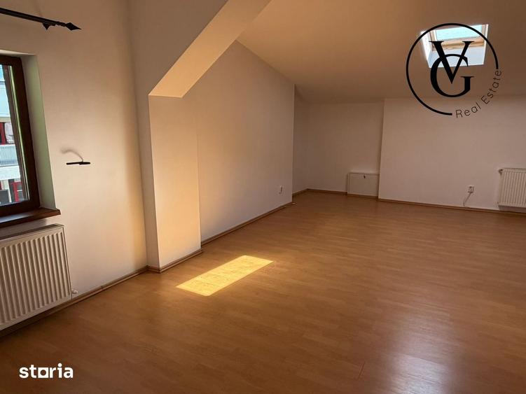 Casă cu 6 camere cu Teren 250 Mp în Tei