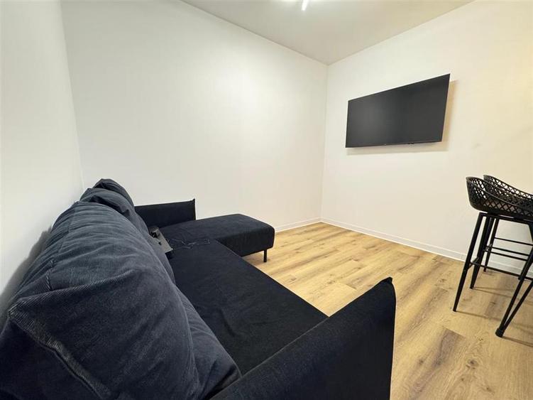 Apartament cu 3 camere semidecomandat, mobilat în Central