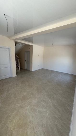Duplex cu 4 camere cu Canalizare în Est