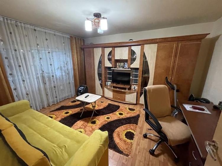 Apartament cu 3 camere decomandat, mobilat în Valea Rosie