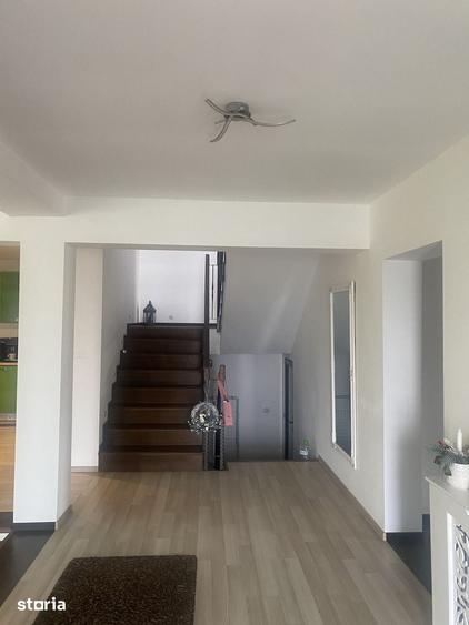 Casă cu 5 camere cu Teren 503 Mp în Șerbănești