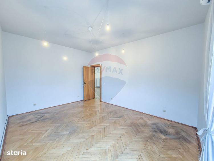Apartament cu 4 camere semidecomandat în Armeneasca