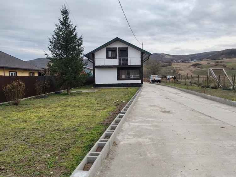 Casă individuală cu 6 camere cu Canalizare în Lipovăț