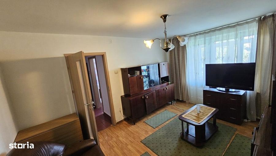 Apartament cu 3 camere semidecomandat în Cina