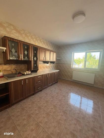 Casă cu 3 camere în Sisești