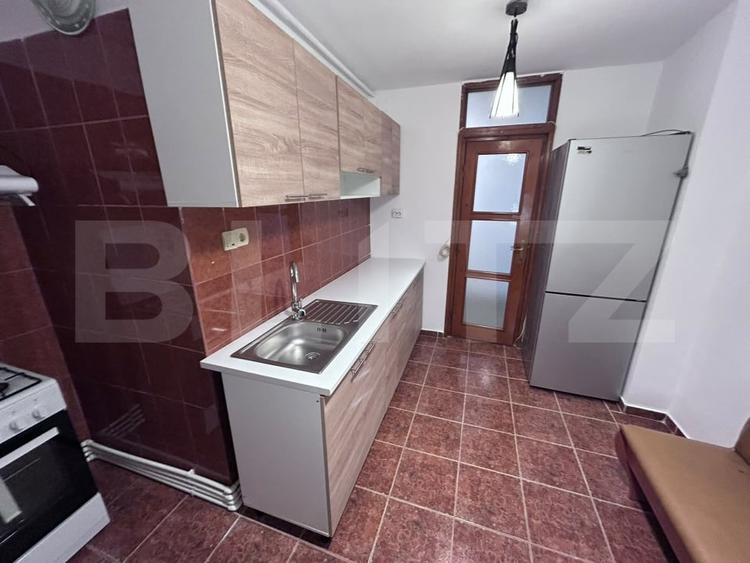 Apartament cu 3 camere semidecomandat, mobilat în 9 Mai