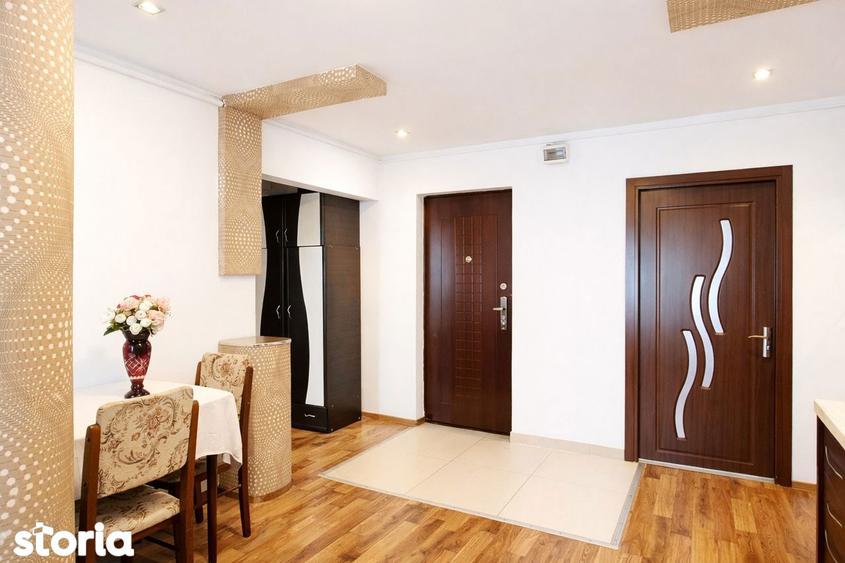 Apartament cu 3 camere decomandat în Petros