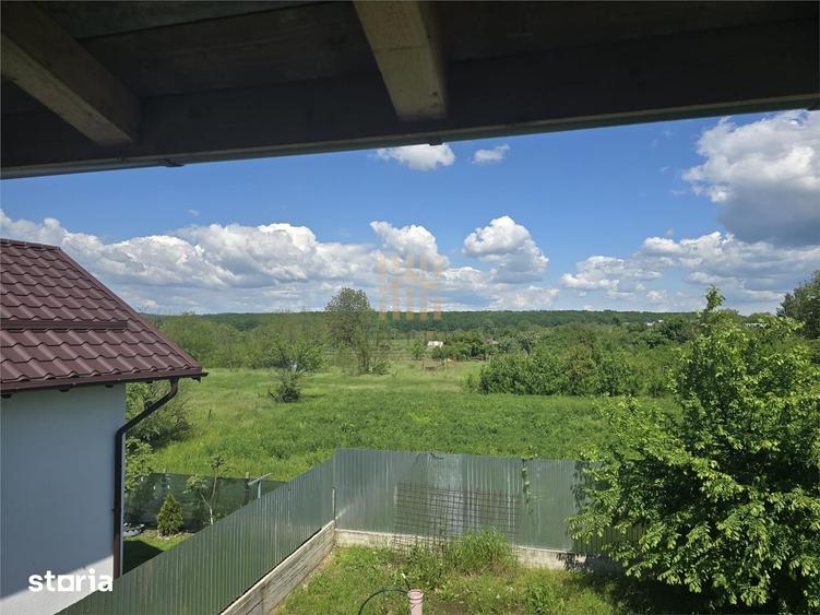 Casă cu 5 camere cu Teren 800 Mp în Plopu
