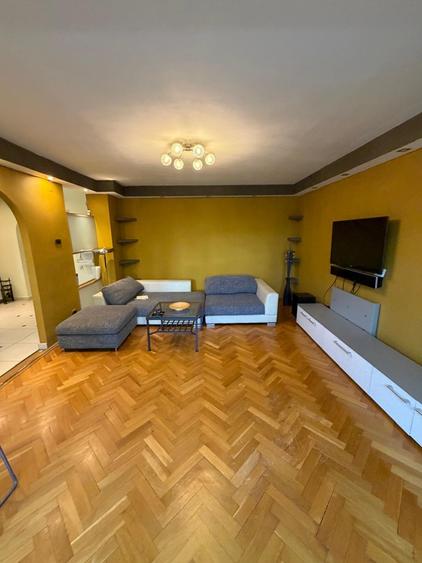 Apartament cu 3 camere decomandat în Girocului