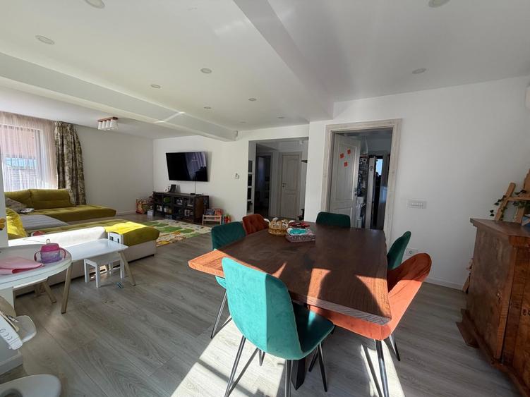 Casă individuală cu 4 camere cu Piscina în Odăi