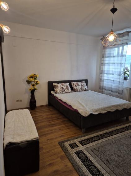 Apartament cu 3 camere semidecomandat, mobilat în Florești