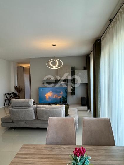 Apartament cu 3 camere semidecomandat în Între Lacuri