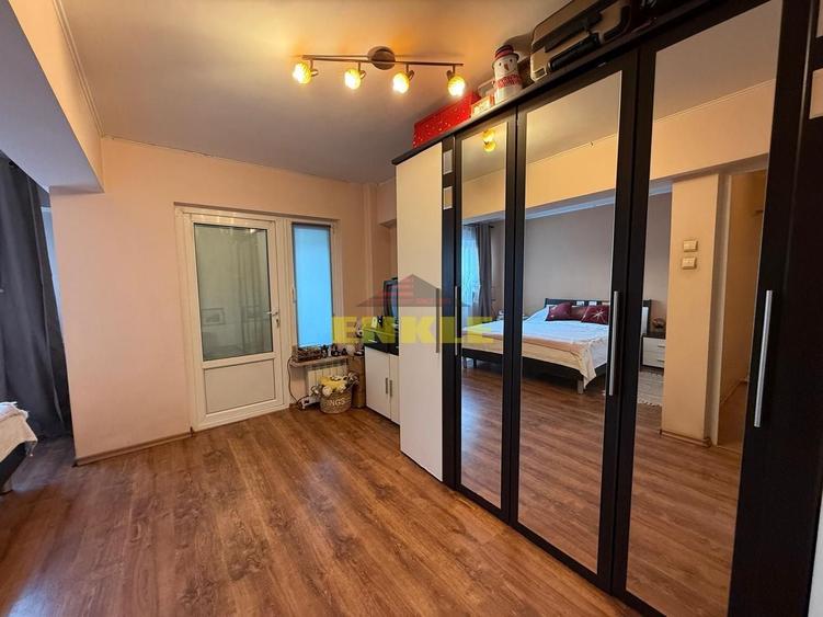 Apartament cu 3 camere decomandat, mobilat în Central