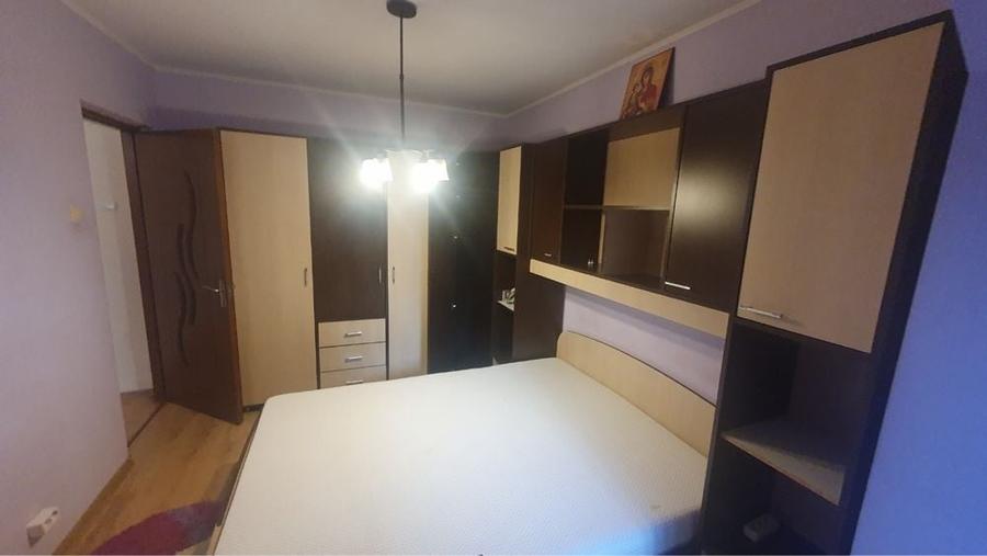 Apartament cu 3 camere semidecomandat în Alexandru cel Bun