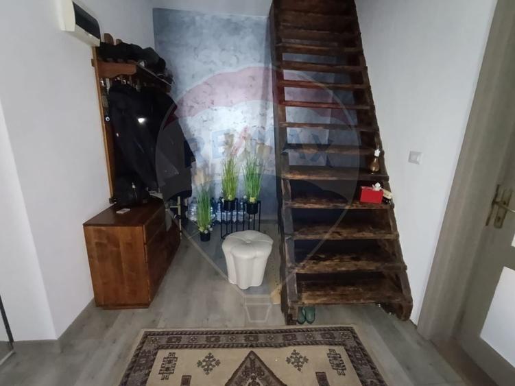 Casă individuală cu 5 camere cu Teren 343 Mp în Est
