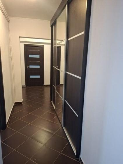Apartament cu 3 camere decomandat, mobilat în Titan