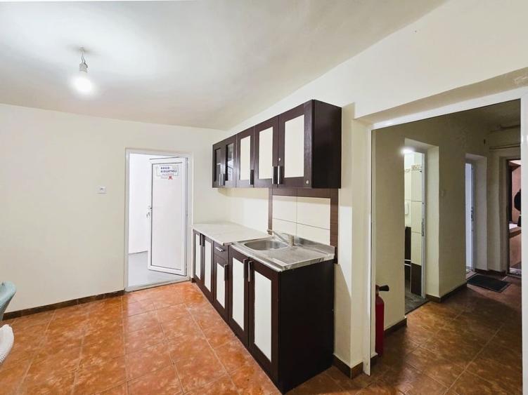 Birou, de 217 mp, în Central