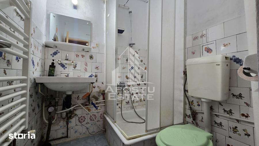 Apartament cu 4 camere semidecomandat, mobilat în Aradului