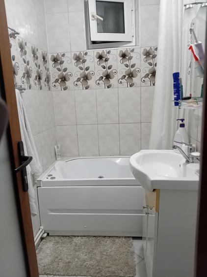 Apartament cu 3 camere semidecomandat în Micro 19