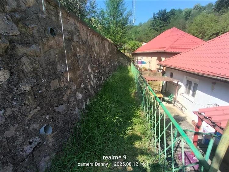 Casă individuală cu 5 camere cu Teren 300 Mp în Muncitoresc