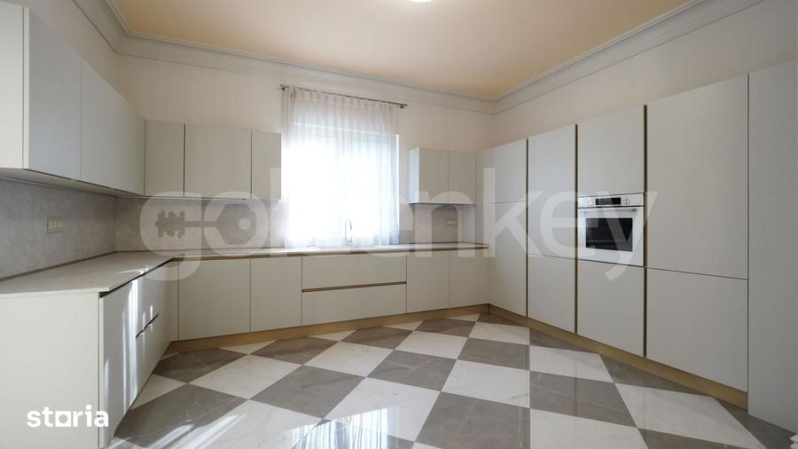 Casă cu 7 camere cu Teren 550 Mp în Central