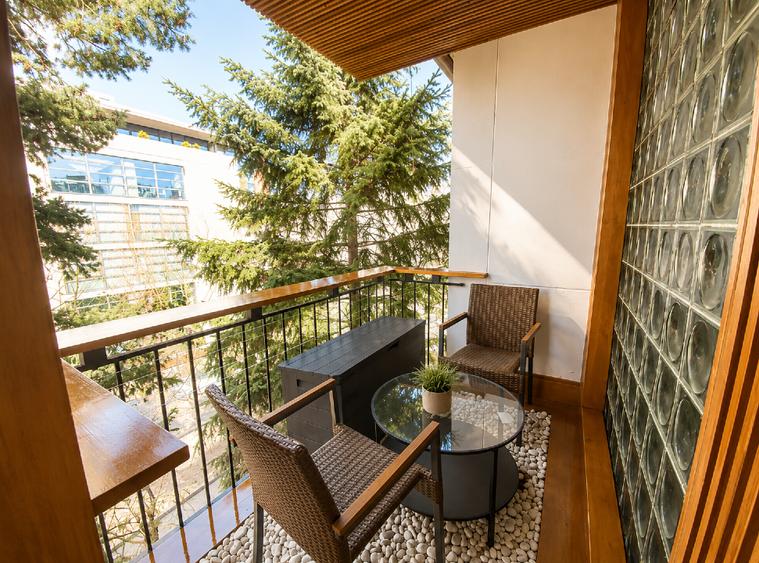 Apartament cu 3 camere semidecomandat, mobilat în Primăverii