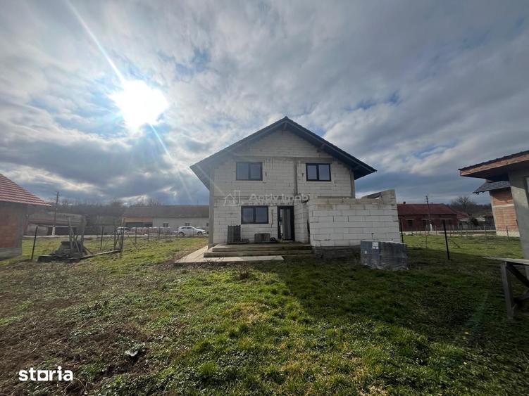 Casă cu 5 camere cu Teren 1414 Mp în Știuca