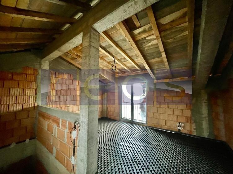 Duplex cu 5 camere cu Canalizare în Sălăjan