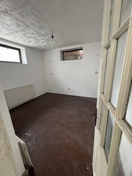 Casă individuală cu 11 camere cu Canalizare în Ultracentral
