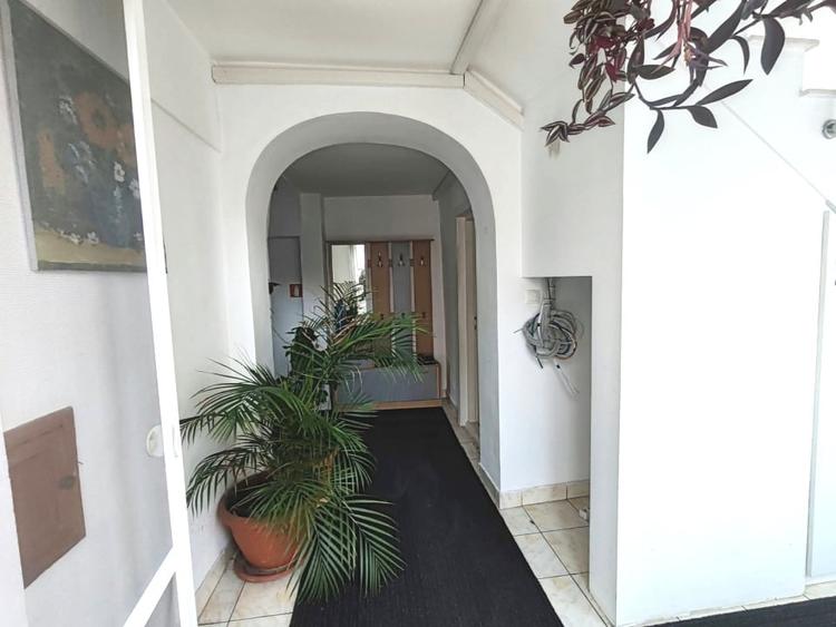 Casă individuală cu 8 camere cu Canalizare în Florilor