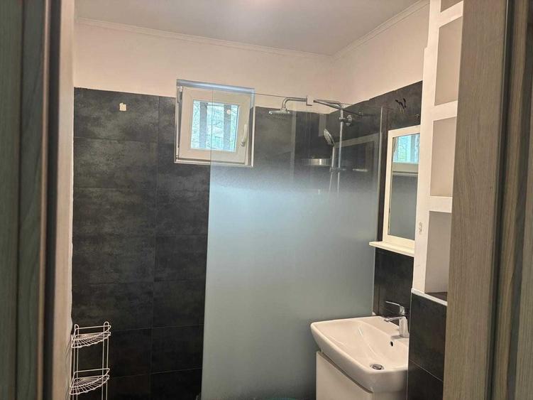 Apartament cu 3 camere semidecomandat în Constructorilor