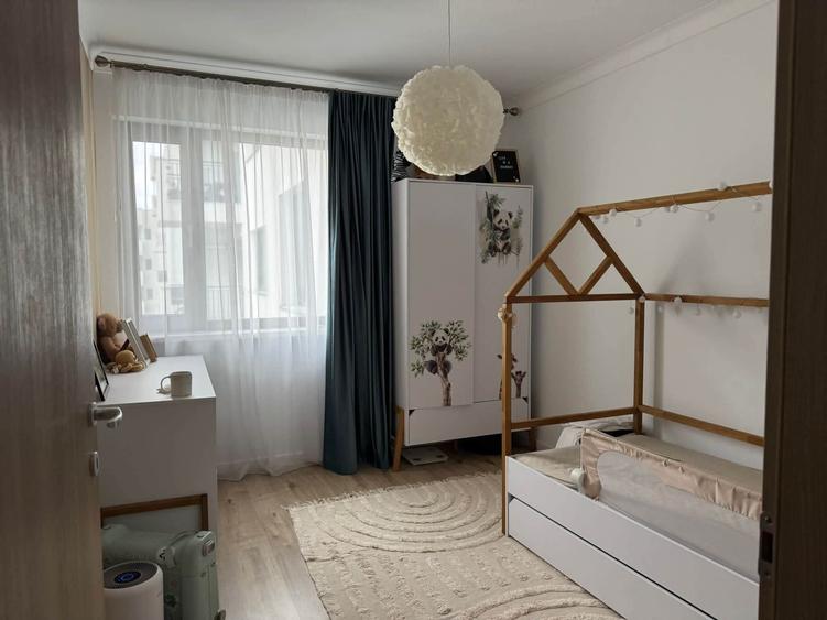 Apartament cu 4 camere semidecomandat în Băneasa