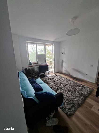 Apartament cu 3 camere semidecomandat în Calea București