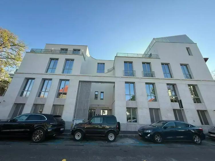 Apartament cu 4 camere semidecomandat în Armeneasca