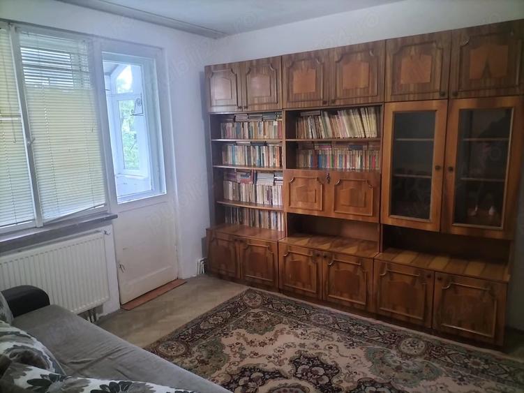Apartament cu 3 camere semidecomandat în Exterior Vest