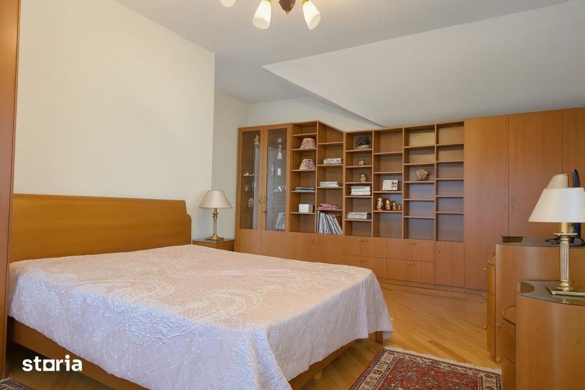 Casă cu 9 camere cu Teren 4500 Mp în Central