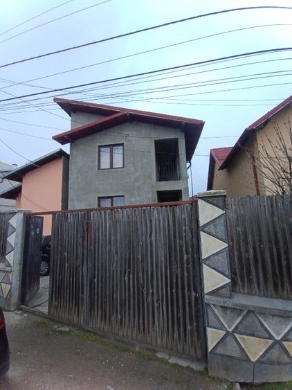 Casă cu 5 camere cu Teren 700 Mp în Blejoi