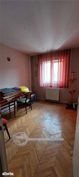 Apartament cu 4 camere semidecomandat în Copou